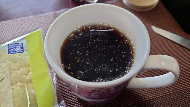 さんしょうの粉入りコーヒーとメロンパン (1).JPG