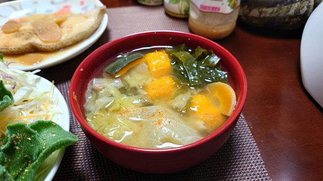 カボチャとニンジンと白菜とワカメのお味噌汁.JPG