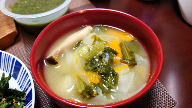 カボチャと小松菜とタマネギとダイコンとエリンギのお味噌汁.JPG