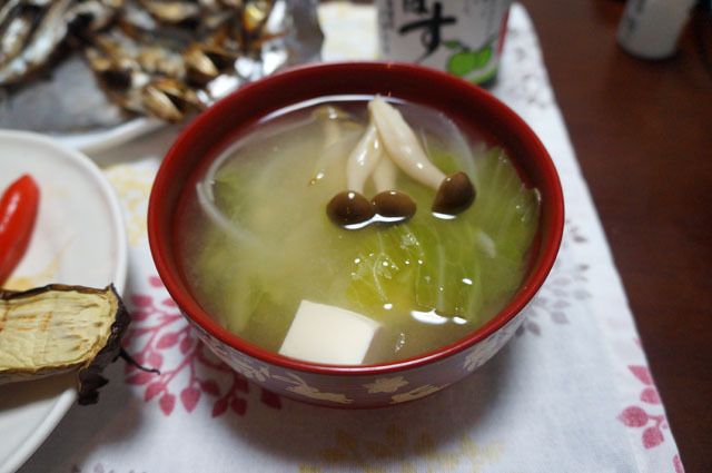 キャベツとタマネギと豆腐とシメジのお味噌汁.JPG