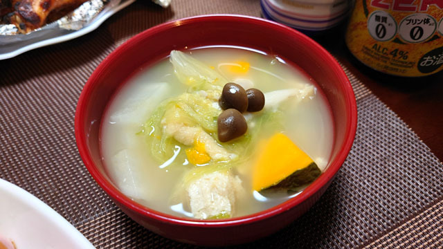 キャベツとダイコンとカボチャと豆腐とシメジのお味噌汁.JPG