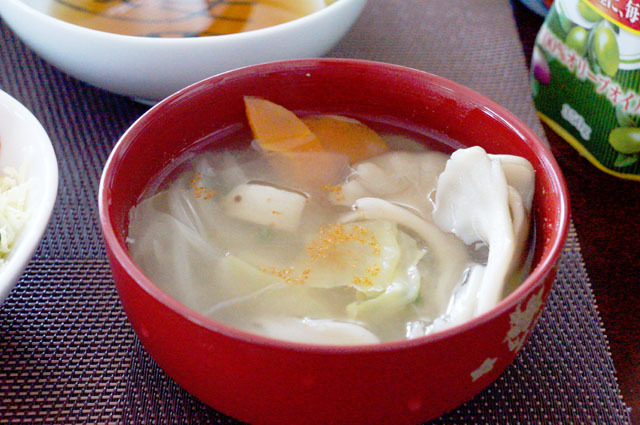 キャベツとニンジンと長芋とマイタケのお味噌汁.JPG