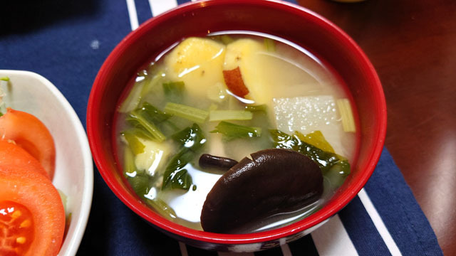 サツマイモと小松菜とダイコンとワカメと霜降りひらたけのお味噌汁.JPG