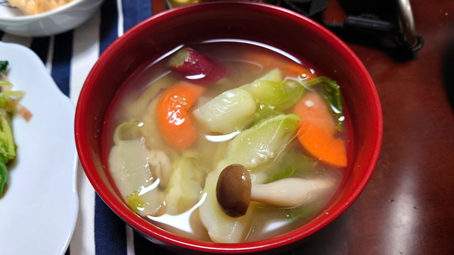サツマイモと蕾菜と白菜とニンジンとシメジのお味噌汁.JPG