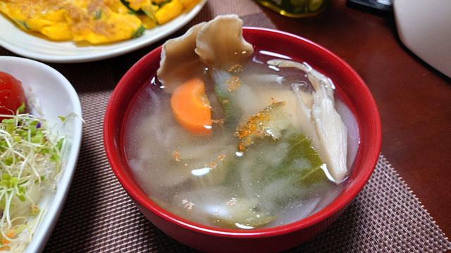 チンゲン菜とニンジンとタマネギとマイタケのお味噌汁.JPG
