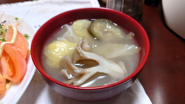 ナスとキャベツとマイタケのお味噌汁.JPG