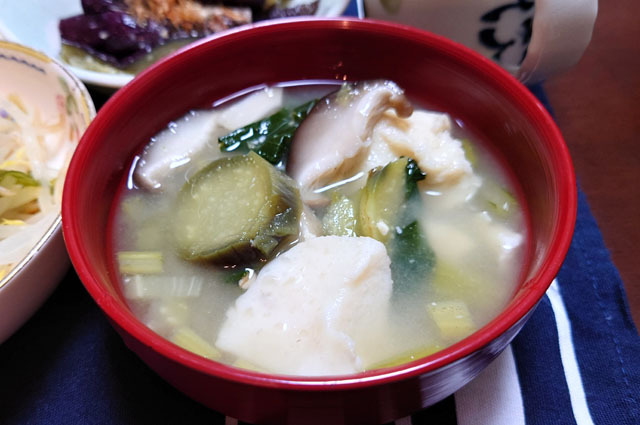 ナスとシイタケと白菜と小松菜と里芋のお味噌汁.JPG