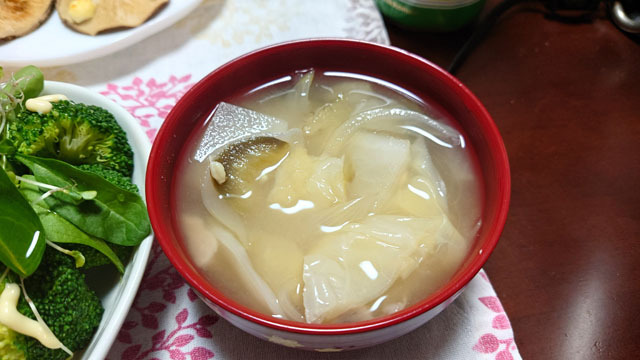 ナスとタマネギとキャベツとダイコンと豆腐の味噌汁.JPG