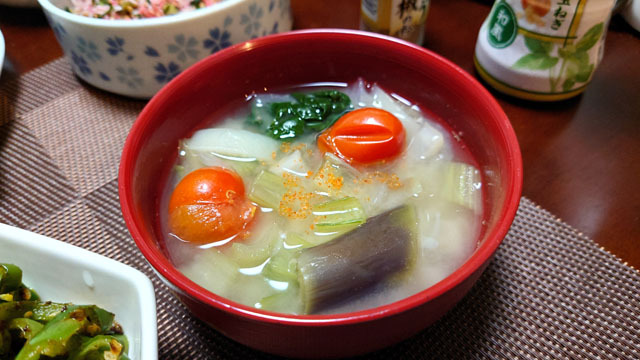 ナスとプチトマトと小松菜とダイコンのお味噌汁.JPG