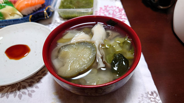 ナスと長ネギと小松菜とマイタケのお味噌汁.jpg