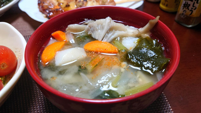 ニンジンと小松菜とタマネギと長芋とワカメとマイタケのお味噌汁.JPG