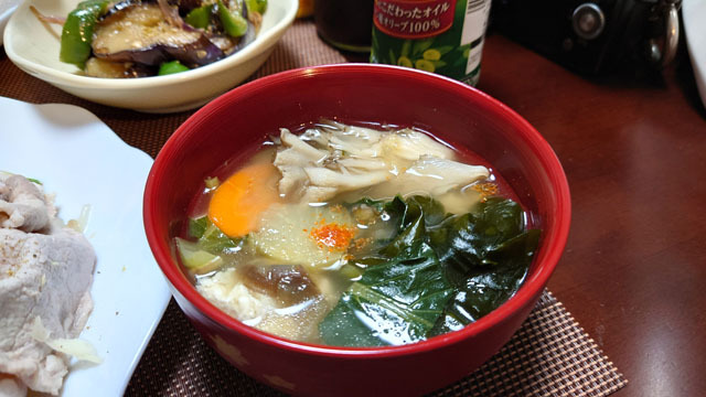 ニンジンと小松菜とナスと豆腐とマイタケのお味噌汁.JPG