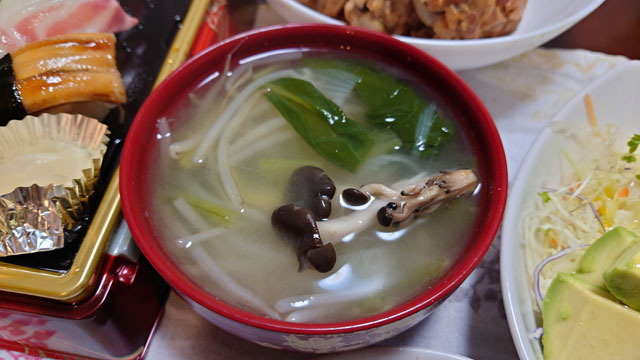 モヤシと白菜とワカメおシメジのお味噌汁.JPG