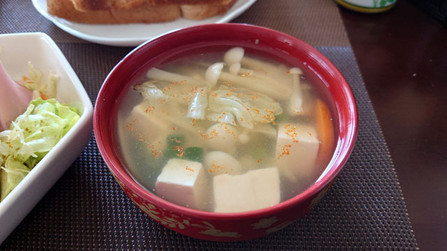 レタスとニンジンと豆腐とエノキのお味噌汁.JPG