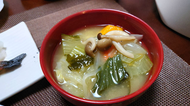 小松菜とカボチャとニンジンとタマネギとワカメとシメジのお味噌汁.JPG