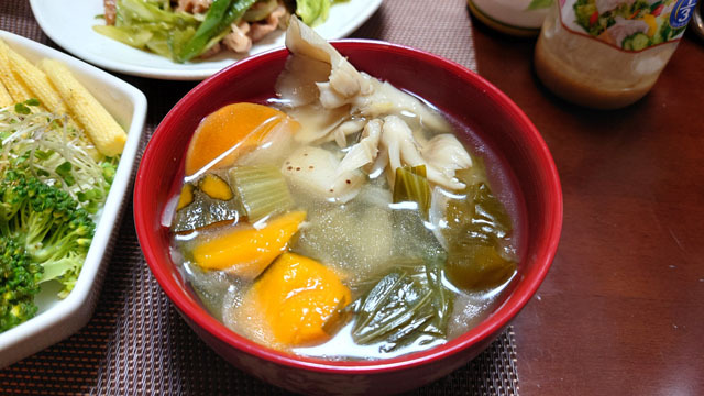 小松菜とカボチャと長芋とニンジンとワカメとマイタケのお味噌汁.jpg
