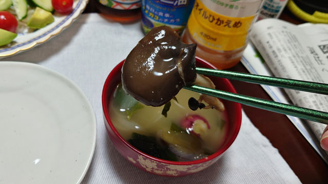 小松菜とサツマイモとタマネギと霜降りひらたけのお味噌汁 (2).JPG