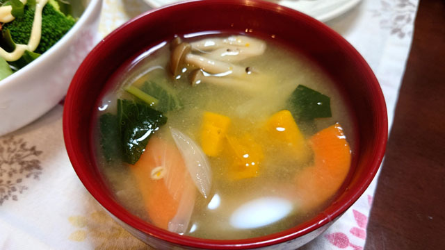 小松菜とタマネギとカボチャとシメジのお味噌汁.JPG