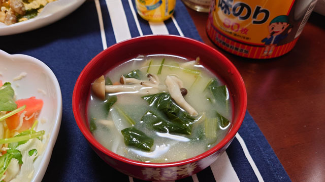 小松菜とタマネギとシメジのお味噌汁.JPG