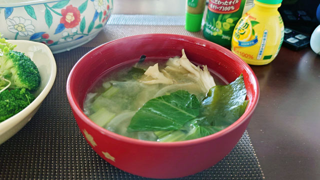 小松菜とタマネギとマイタケのお味噌汁.JPG