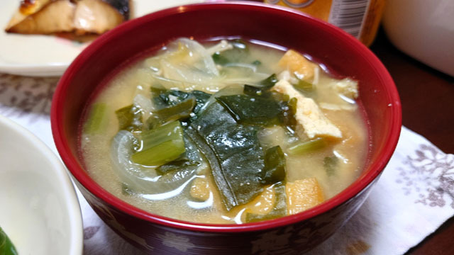 小松菜とタマネギとワカメとカボチャと油揚げとエノキのお味噌汁.JPG