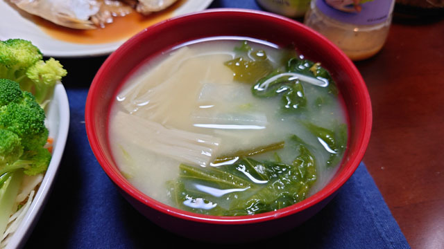 小松菜とタマネギとワカメとダイコンととエノキのお味噌汁.JPG