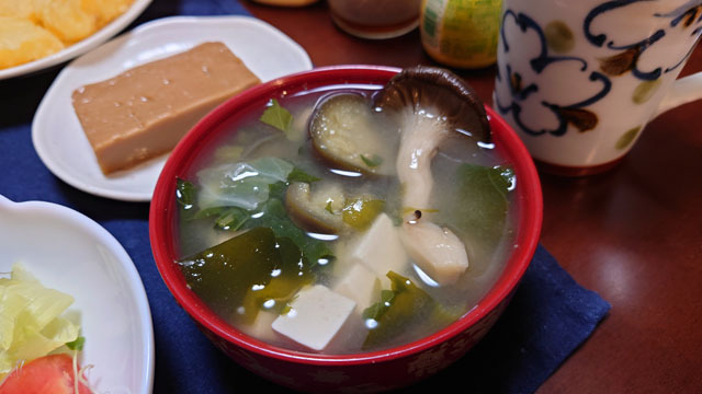 小松菜とタマネギとワカメと豆腐とナスと霜降りひらたけのお味噌汁.JPG