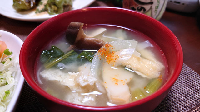 小松菜とタマネギと油揚げとエリンギのお味噌汁.JPG