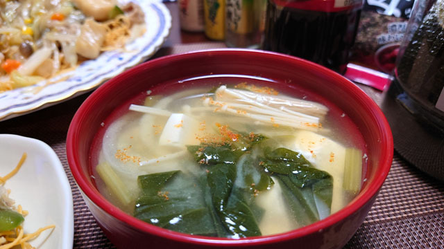 小松菜とタマネギと豆腐とエノキのお味噌汁.JPG
