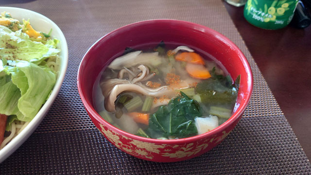 小松菜とタマネギと長芋とニンジンとワカメとマイタケのお味噌汁.JPG