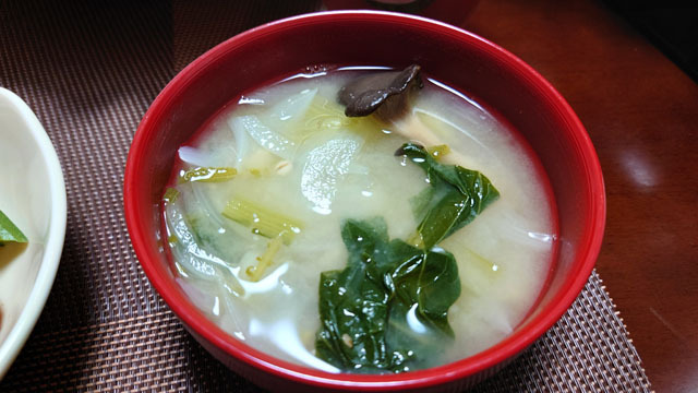 小松菜とダイコンとタマネギと霜降りひらたけのお味噌汁.JPG