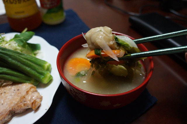 小松菜とニンジンとタマネギとマイタケのお味噌汁.JPG