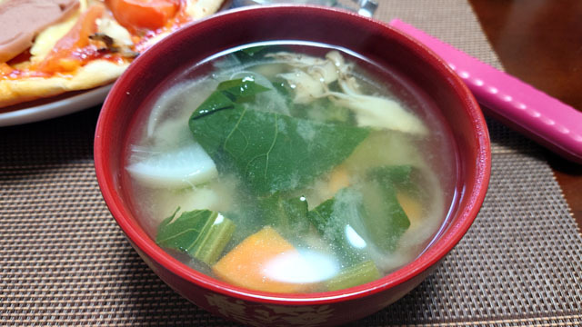 小松菜とニンジンとダイコンとタマネギとシメジのお味噌汁.JPG