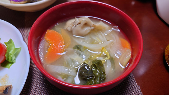 小松菜とニンジンと白菜とタマネギとマイタケのお味噌汁.JPG