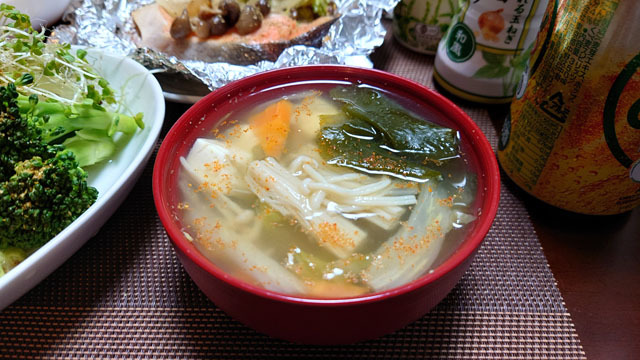 春キャベツとニンジンと豆腐とワカメとエノキのお味噌汁.JPG