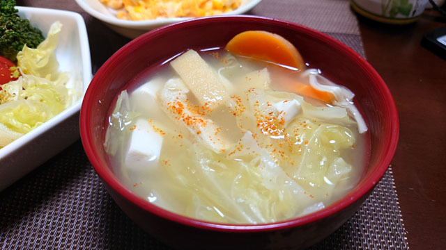春キャベツとニンジンと豆腐と薄揚げとエノキのお味噌汁.JPG