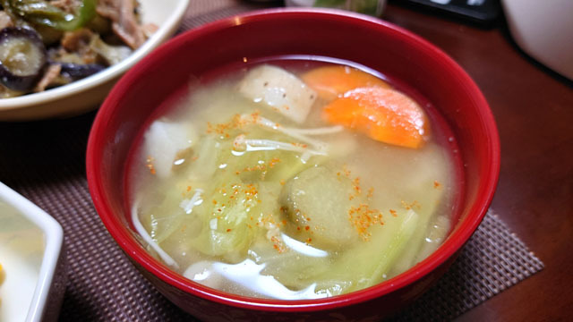 春キャベツと長芋と人参とナスとエノキのお味噌汁.JPG