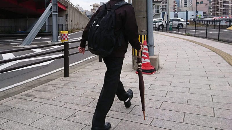 歩く　傘　危険　1-1.JPG