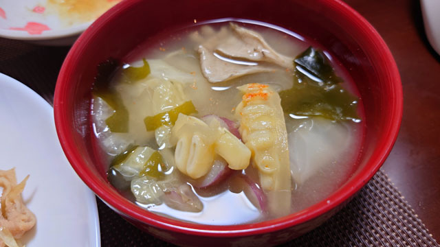 白菜とサツマイモとワカメとゴーヤのわたとマイタケのお味噌汁 (1).JPG