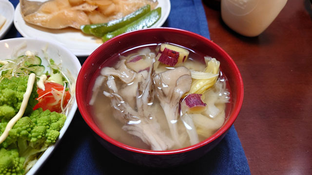 白菜とサツマイモと白菜とマイタケのお味噌汁.JPG