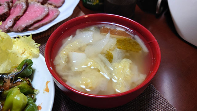 白菜とタマネギとワカメとシイタケのお味噌汁.JPG