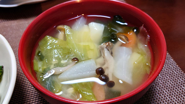 白菜とダイコンとニンジンとワカメとシメジのお味噌汁.JPG