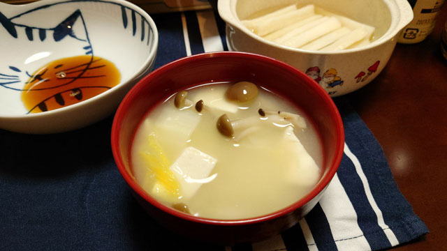 白菜とダイコンと豆腐とシメジのお味噌汁.JPG