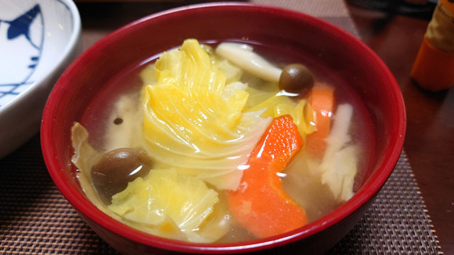 白菜とニンジンとシメジのお味噌汁.JPG