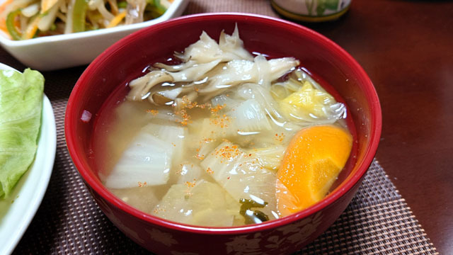 白菜とニンジンとタマネギとワカメとマイタケのお味噌汁.JPG
