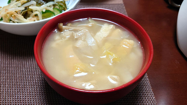 白菜と薄揚げとシメジのお味噌汁.JPG