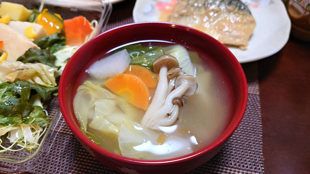 白菜ダイコンおニンジンとシメジのお味噌汁.JPG