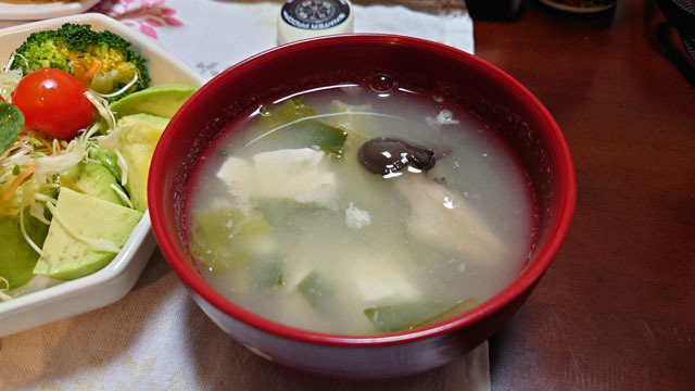 豆腐とキャベツとワカメとシメジのお味噌汁.JPG