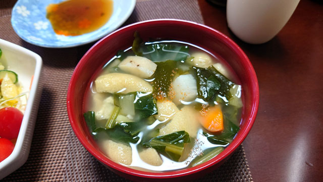 長芋とニンジンと小松菜とタマネギとワカメと油揚げのお味噌汁.JPG