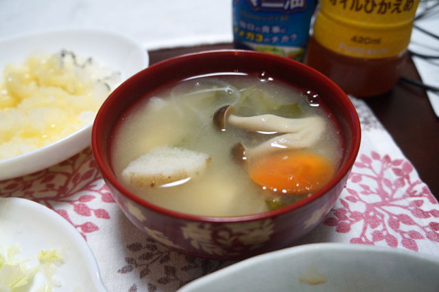 長芋と人参とタマネギとワカメとシメジのお味噌汁.JPG